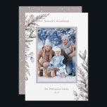 Cartão De Festividades Tan & Cinza Winter Botanicals Watercolor Foto<br><div class="desc">Este Cartões de foto de Natal elegante apresenta cores castanho e cinza de água botânica de inverno. Personalize este belo cartão de férias com uma foto vertical. A saudação diz: "Saudações da Estação".</div>