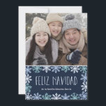 Cartão De Festividades Tarjeta de Navidad Moderna Letras<br><div class="desc">Esta tarjeta de Navidad moderna inclui a frase "Feliz Navidad" rodeado por un borde hermosos copos de nieve de cor azul y un fondo azul oscuro.</div>