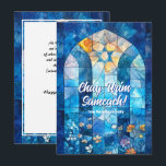 Cartão De Festividades Texto personalizado Feliz Hanukkah, vidro manchado<br><div class="desc">Envie suas saudações de Chanucá com um toque pessoal usando este cartão chanucá personalizável! A frente apresenta uma estonteante design de vitrine manchada com uma Estrela de David no centro, cercada por um mosaico de tons azuis e segmentos vibrantes amarelo e laranja. A saudação "Chag Urim Sameach!" (Festival de Luzes...</div>