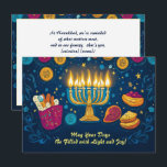 Cartão De Festividades Texto personalizado Festival de Luzes Delícia<br><div class="desc">Apresentando o cartão de saudação "Festival das Luzes Deliciosas"! Este cartão vibrante e festivo é perfeito para celebrar Chanucá. A frente apresenta uma linda menorah ilustrada com todas as velas acesas, lançando um brilho quente contra um fundo azul profundo adornado com estrelas e espirais festivos. Chanucá tradicional trata-se de suganítes...</div>