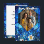 Cartão De Festividades &Texto personalizado 🕎 Hanukkah feliz, vidro colo<br><div class="desc">Imagine enviar seus desejos mais quentes de Chanucá com um cartão de saudação plano que realmente se destaca! Este cartão postal Feliz de Chanucá apresenta um design espantoso que combina os motivos tradicionais com o talento moderno. A frente mostra um espaço para sua foto personalizada, enquadrado por um lindo padrão...</div>