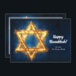 Cartão De Festividades Texto personalizado Happy Hanukkah ✡️, Estrela de<br><div class="desc">Envie suas saudações de Chanucá com um toque pessoal usando este cartão de saudação simples de Chanucá personalizável! A frente apresenta um belo design horizontal com um fundo azul desfocado e pistas de luz amarela, lembrando o brilho quente das velas de Chanucá. A saudação "Happy Hanukkah!" é mostrada elegantemente em...</div>