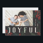 Cartão De Festividades Tipografia Botânica Foto Joyful<br><div class="desc">Completamente personalizável de todas as formas possíveis, esta nova coleção de cartões de férias apresenta os nossos frutos de inverno pintados manualmente e trabalho de arte de folhagem. Boas saudações modernas entrelaçadas entre a trabalho de arte faz uma declaração tipográfica caprichosa que se destaca. Esta coleção inclui várias opções de...</div>