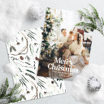 Cartão De Festividades Tipografia botânica moderna e elegante<br><div class="desc">Cheio moderno sangrou foto elegante rústica,  crosta aquosa,  cor seca,  cor botânica,  cor mutada,  cor mutada,  cartão de Natal de Natal. Verde-sábio,  verde-caçador,  preto,  branco e castanho moderno na via colorida.</div>
