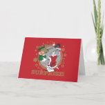 Cartão De Festividades Tom e Jerry Surprise Gift<br><div class="desc">Veja o Tom vestido de Papai noel segurando um presente,  como Jerry pop fora com uma brincadeira estendendo luva de boxe que tira o chapéu de Papai Noel de Tom!</div>