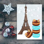 Cartão De Festividades Torre Eiffel e Natal das Macaroons<br><div class="desc">Este belo cartão de boas-vindas de Natal apresenta a Torre Eiffel com Macaroons festivos. Personalize o dentro com uma saudação personalizada!</div>