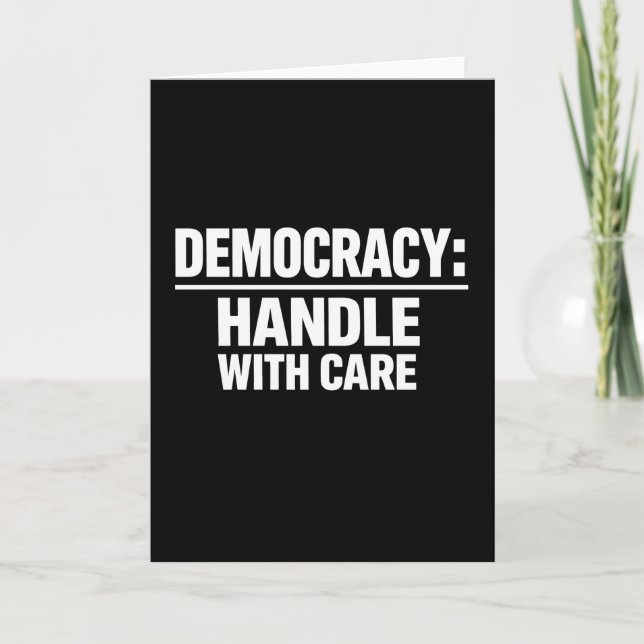 Cartão De Festividades Trate a Democracia com Cuidado (Frente)