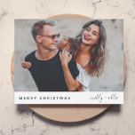 Cartão De Festividades Trendy Christmas | Foto do Casal moderno<br><div class="desc">Um cartão de saudação simples, com fotografia de na moda feriado, com a tipografia moderna "Feliz Natal", em vermelho e escrito à mão, para o(s) nome(s) do casal, num fundo branco minimalista e limpo, com uma cor verde-de-floresta escura no reverso. A foto, o nome e a saudação podem ser facilmente...</div>