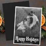 Cartão De Festividades Trendy Retro Typografia Black Photo Happy<br><div class="desc">Envie seus desejos mais calorosos esta temporada com nosso Trendy Retro Typografia Black Photo Happy Holiday Card. Apresentando uma elegante foto da família em preto-e-branco, esta carta combina facilmente o minimalismo moderno com um toque de elegância vintage. A tipografia ousada e simples e o design limpo criam um na moda...</div>