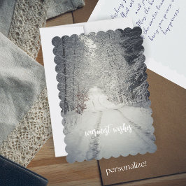 Cartão De Festividades Trilha através de uma floresta de inverno coberta