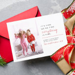 Cartão De Festividades Tudo Está Bem | Foto de Natal engraçada<br><div class="desc">Está tudo bem. Estamos bem. Está tudo bem! Um cartão com fotos de feriado iluminado com uma fotografia personalizada, uma tipografia mínima e uma escrita manual. O reverso apresenta um padrão desenhado manualmente de árvores de Natal, mitenes, cana-de-açúcar, veado, robins, sagrado, pinheiro, e muito mais! Adicione seu texto a este...</div>