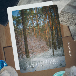 Cartão De Festividades Um dia ensolarado de inverno na floresta pinheira