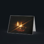 Cartão De Festividades Um Fogo Louco<br><div class="desc">Cartão de saudação de 5" x 7" com uma imagem de gravadores vermelhos brilhando à medida que um fogo aconchegante se incendeia e a escuridão se fecha. O texto do dentro diz: "Tenha um feriado caloroso e confortável." Ver o adesivo oval correspondente e o papel de embalagem. Veja toda a...</div>