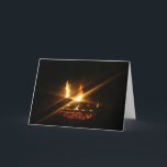 Cartão De Festividades Um Fogo Louco<br><div class="desc">Cartão de saudação de 5" x 7" com uma imagem de gravadores vermelhos brilhando à medida que um fogo aconchegante se incendeia e a escuridão se fecha. O texto do dentro diz: "Tenha um feriado caloroso e confortável." Ver o adesivo oval correspondente e o papel de embalagem. Veja toda a...</div>
