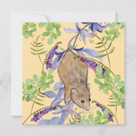 Cartão De Festividades Um rato engraçado numa espessa de flores.