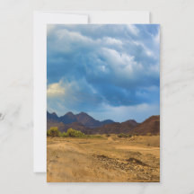 Uma paisagem árida sob um dramático céu nublado