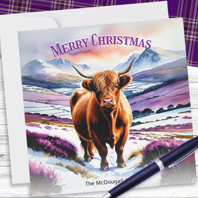 Cartão De Festividades Vaca Do Highland No Natal Personalizado Da Aquarel (A Christmas card illustrated with a Highland cow in Scottish mountains with purple heather)