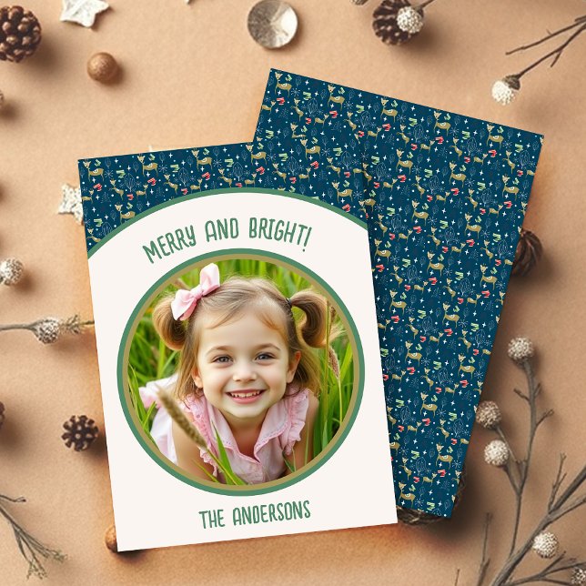 Cartão De Festividades Veado bonito com árvores de Natal e flocos de neve (Criador carregado)