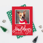 Cartão De Festividades Vermelhos Vermelhos Modernos Felizes Felizes Feliz<br><div class="desc">Mostre seu membro peludo da família com estes cartões de Natal "Feliz Feliz Natal" que apresentam seu cachorro-cachorrinho,  o texto personalizado "Paz,  Amor e Tratamentos" e os sotaques de design de impressão de pata. Crimson vermelho,  verde escuro e esquema de cores brancas.</div>