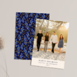 Cartão De Festividades Vertical Minimalista Azul Preto e Preto Personaliz<br><div class="desc">Envie desejos quentes de feriado aos seus amigos e família com estes bonitos cartões verticais, com fotos da sua família na frente e um padrão botânico na moda em azul e preto no verso. Perfeito por adicionar um toque de elegância aos seus cartões de natal, estas cartas são uma forma...</div>