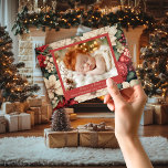 Cartão De Festividades Vintage Classic Christmas Red & White Floral Photo<br><div class="desc">Celebre a temporada com o nosso Cartão com fotos de Natal clássico Vintage Red e White Floral Holiday! Perfeito para compartilhar alegria de feriado, este cartão personalizável apresenta belos designs florais e permite que você mostre sua foto favorita. Ideal para enviar desejos sinceros à família e aos amigos, este cartão...</div>