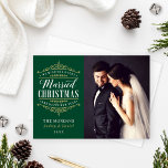 Cartão De Festividades Vintage Green Foto de Casamento de Natal Dourado C<br><div class="desc">Os cartões com fotos de feriados "Desejamos a você um Natal e Feliz ano novo casados" para um novo casal inclui um design de tipografia de ouro ornamentado com belos detalhes de rolagem e texto personalizado que você pode personalizar com uma mensagem doce e simples do casal recém-casado. Cor de...</div>