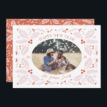 Cartão De Festividades Vintage Holly Berries - Foto Oval | Rosa Vermelho<br><div class="desc">Este elegante e caprichoso cartão com fotos de feriado mostra nossa folhagem original desenhada para o inverno que enquadra sua foto com elegante tipo curvo. A parte traseira apresenta um padrão correspondente a uma foto e um ponto para mais texto.</div>