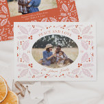 Cartão De Festividades Vintage Holly Berries - Foto Oval | Rosa Vermelho<br><div class="desc">Este elegante e caprichoso cartão com fotos de feriado mostra nossa folhagem original desenhada para o inverno que enquadra sua foto com elegante tipo curvo. A parte traseira apresenta um padrão correspondente a uma foto e um ponto para mais texto.</div>