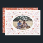 Cartão De Festividades Vintage Holly Berries - Foto Oval | Rosa Vermelho<br><div class="desc">Este elegante e caprichoso cartão com fotos de feriado mostra nossa folhagem original desenhada para o inverno que enquadra sua foto com elegante tipo curvo. A parte traseira apresenta um padrão correspondente a uma foto e um ponto para mais texto.</div>
