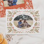 Cartão De Festividades Vintage Holly Berries - Foto Oval | Vermelho e Our<br><div class="desc">Este elegante e caprichoso cartão com fotos de feriado mostra nossa folhagem original desenhada para o inverno que enquadra sua foto com elegante tipo curvo. A parte traseira apresenta um padrão correspondente a uma foto e um ponto para mais texto.</div>