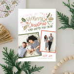 Cartão De Festividades Vintage Holly Tilted Snapshot Multifoto<br><div class="desc">Este cartão com fotos festivo e chic apresenta nossa folhagem de inverno desenhada à mão original com uma doce tipografia estilada em cores vibrantes e duas fotos inclinadas. A parte de trás vem com um padrão correspondente</div>
