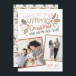 Cartão De Festividades Vintage Holly Tilted Snapshot Multifoto<br><div class="desc">Este cartão com fotos festivo e chic apresenta nossa folhagem de inverno desenhada à mão original com uma doce tipografia estilada em cores vibrantes e duas fotos inclinadas. A parte de trás vem com um padrão correspondente</div>