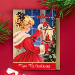 Cartão De Festividades Vintage Retro Christmas Girl in Pony Tail Custom<br><div class="desc">Esta adorável carta de natais vintages do século médio apresenta uma linda jovem em um manto de Natal vermelho com pele segurando uma lanterna em frente a uma árvore de Natal com uma noite estrelada brilhando atrás do painel da janela. Personalize adicionando seu nome na parte frontal da placa, personalizando...</div>