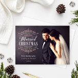 Cartão De Festividades Vintage Rosa Dourado Foto de Casamento de Natal Ca<br><div class="desc">Os cartões com fotos de feriados "Desejamos a você um Natal e Feliz ano novo casados" para um casal novo incluem um design de tipografia de ouro rosa com belos detalhes de rolagem e texto personalizado que você pode personalizar com uma mensagem doce e simples do casal recém-casado. A parte...</div>