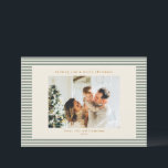 Cartão De Festividades Vintage Sage Green Stripes Foto Personalizada Nata<br><div class="desc">Compartilhe desejos quentes de férias com este cartão de Natal listrado moderno, com a sua fotografia da família favorita. Projetada com fundo de marfim limpo e faixas verdes e verdes, essa carta festiva emparelha minimalismo contemporâneo com charme de eterno. O tipo de serifa clássico e o script em minúsculas dão...</div>
