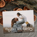 Cartão De Festividades Vintage Typografia Orange Feliz Feriados Foto<br><div class="desc">Este belo cartão com fotos de feriado mostra a velha tipografia elegante lendo, "Felizes Feriados." A parte de trás do cartão contém uma design de laranjas e flores de inverno. Uma camada escura de fotos na frente da placa permite que o texto branco se destaque contra a foto - o...</div>