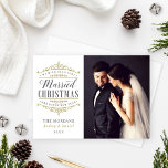 Cartão De Festividades Vintage White Dourada Foto de Casamento de Natal C<br><div class="desc">Os cartões com fotos de feriados elegantes "Desejamos a você um Natal e Feliz ano novo casados" para um casal recém-casado incluem um ornamentado antigo de ouro e cinza de carvão com design de tipografia de vintage com belos detalhes de rolagem e texto personalizado que você pode personalizar com uma...</div>