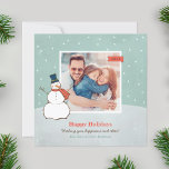 Cartão De Festividades Vintage Winter Snowman Happy Holidays Photo<br><div class="desc">O design do cartão com fotos quadrado "Feliz Feriados" apresenta uma cena de inverno nevado com um feliz boneco de neve e flocos de neve. Personalize com sua foto (dica: recorte sua foto em forma quadrada antes de mudar a imagem para carregar sua própria) e saudação personalizada abaixo. Aqua ventiço/verde-jade,...</div>