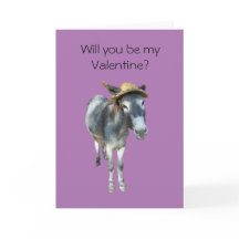 Violeta o asno no chapéu de palha com flores