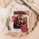 Cartão De Festividades Watercolor Baubles Photo<br><div class="desc">Capture a alegria e o calor da época de férias com nosso Cartão de Férias de Borracha Watercolor. Esta carta maravilhosamente projetada é perfeita para espalhar alegria e compartilhar suas memórias especiais com entes queridos. O cartão é enfeitado com vibrantes borbulhas vermelhas de aquarela que dançam brincadeiras ao redor das...</div>