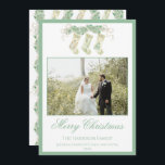 Cartão De Festividades Watercolor Christmas Stockings Green Vintage Photo<br><div class="desc">Watercolor Christmas Stockings Green Vintage Photo Holiday Card. Este belo Cartões de foto de Natal apresenta a aquarela da terra natalícia com arcos brancos como quadro para uma foto. Voltar ao convite é o Natal Stockings com a terra natalícia e arcos. É perfeito se você está procurando por Cartões de...</div>