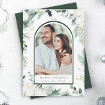 Cartão De Festividades Watercolor Evergreen & Cotton Flowers Arch Photo<br><div class="desc">Este Natal | Cartão de férias apresenta um verde de Natal pintado à mão,  flores de algodão obtidas com texturas de ouro e aquarela e um fundo verde no verso.</div>