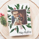 Cartão De Festividades Watercolor Holly & Merry Natal Photo<br><div class="desc">Mande cartões de natal para amigos e família com amor! Estes cartões de Natal apresentam um tema clássico de coloração d'água pintada à mão, Holly e morangos vermelhos do inverno. No topo da folhagem de inverno, há um quadro branco em volta da foto de sua escolha. Escolhemos uma forma quadrada...</div>