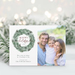Cartão De Festividades Watercolor Pine Tree Wreath (Árvore Aquarela) Foto<br><div class="desc">Pine Tree Wreath Christmas | Cartão de Férias com o script "Feriados Felizes" e um padrão de ramificação de pino no verso. Para personalização mais avançada deste design,  clique no BOTÃO FERRAMENTA DESIGN AZUL para alterar a fonte,  o tamanho e a cor. Itens correspondentes também estão disponíveis.</div>