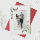 Cartão De Festividades Watercolor Red Winterberry e Holly Photo<br><div class="desc">Mande um estilo de animação festivo com nosso cartão de feriado fotográfico personalizável com coloração de água holly e winterberry. Este cartão de feriado botânico combina a beleza eterno das folhas sagradas com o charme sazonal das winterberry. Perfeito para famílias, amigos ou saudações corporativas, este cartão de feriado fotográfico oferece...</div>