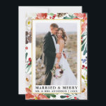 Cartão De Festividades Watercolor Winter Floral Casada e Feliz<br><div class="desc">A Elegante Watercolor Winter Floral Newlywing Photo Casried & Merry Christmas Card inclui belas poinsettias vermelhas com aquarelas,  verde botânico,  folhagem de inverno,  bagas sagradas e rosas brancas.</div>