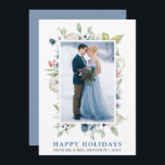 Cartão De Festividades Watercolor Winter Floral Dusty Blue Novo<br><div class="desc">Elegante Watercolor Winter Greenery and Blue Floral Happy Holidays Wedding Photo New Holiday Card inclui folhas botânicas verdes de inverno,  bagas azuis,  flores azuis,  algodão e bagas vermelhas. Texto Azul e Prateado. Pó Azul.</div>
