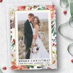 Cartão De Festividades Watercolor Winter Floral Newwn Christmas<br><div class="desc">A Elegante Watercolor Winter Floral Newlywn Photo Merry Christmas Card inclui belas poinsettias vermelhas com aquarela,  verde botânico,  folhagem de inverno,  bagas sagradas e rosas brancas.</div>