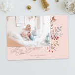Cartão De Festividades Watercolor Winter Floral on Blush Pink Photo<br><div class="desc">Torne seus Cartões de natal memoráveis com este elegante modelo de fotos de feriado, com figuras delicadas de bagas de inverno com ouro e prata verde, faíscas de ouro e "Feliz Natal", saudando em um guião fluente, em fundo rosa-claro. A parte traseira apresenta cintilações de configuração em ouro de glam...</div>