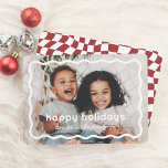 Cartão De Festividades Wavy Border Modern Retro Foto de Natal<br><div class="desc">Este cartão de feriado apresenta a sua foto favorita emoldurada por uma borda branca escura e ondulada. "Felizes feriados" está escrito em tipografia brincalhona, com seu nome de família em uma escrita fofa. As costas mostram um padrão retro-ondulado divertido. Perfeito para compartilhar alegria de férias com amigos e familiares, este...</div>
